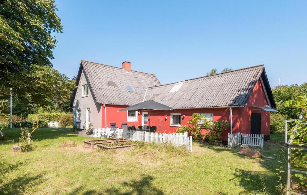 eine rote Scheune mit einem Hof davor in der Unterkunft Nice Home In Skagen With Wifi in Skagen