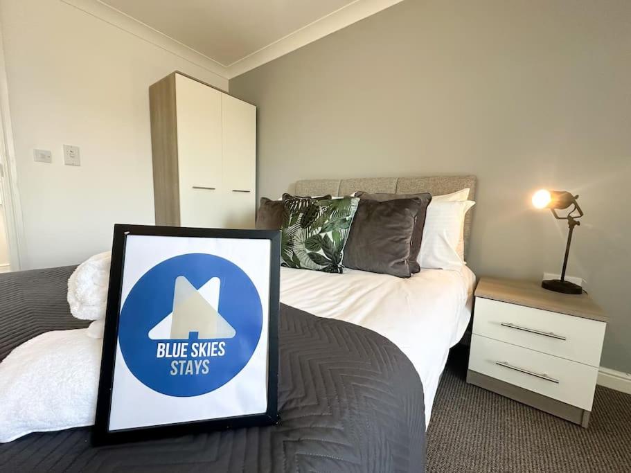 Postel nebo postele na pokoji v ubytování No 203 by Blue Skies Stays
