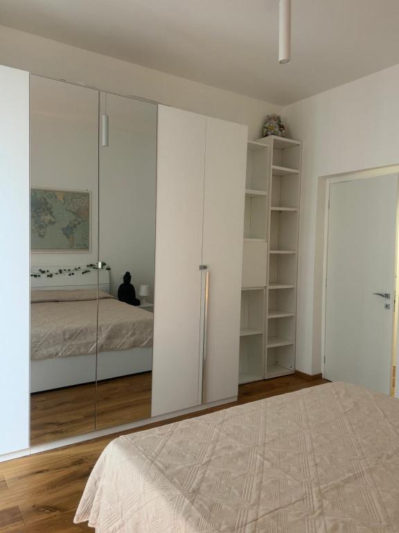 Postel nebo postele na pokoji v ubytování Genoa Waterfront Room