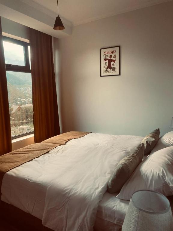 Postel nebo postele na pokoji v ubytování Melodia KAZBEGI