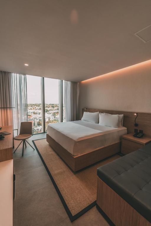 Postel nebo postele na pokoji v ubytování AKEN MIND Mérida Hotel