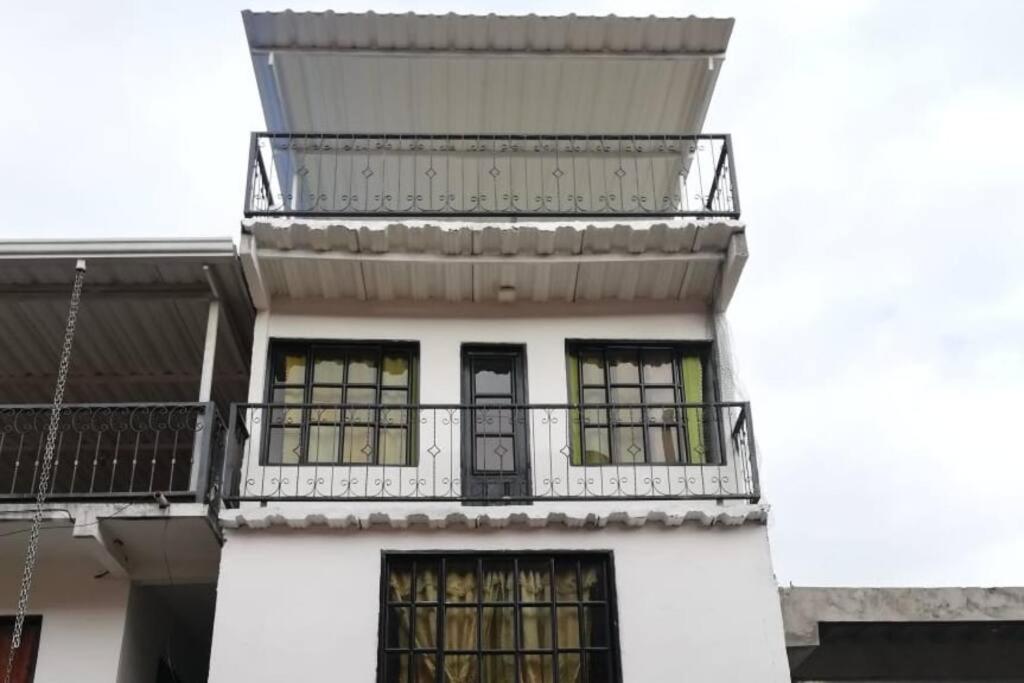 Un edificio blanco con un balcón en la parte superior. en La Posada De Shaz En Norcasia, en Norcasia