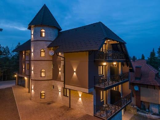 Budova, kde se aparthotel nachází