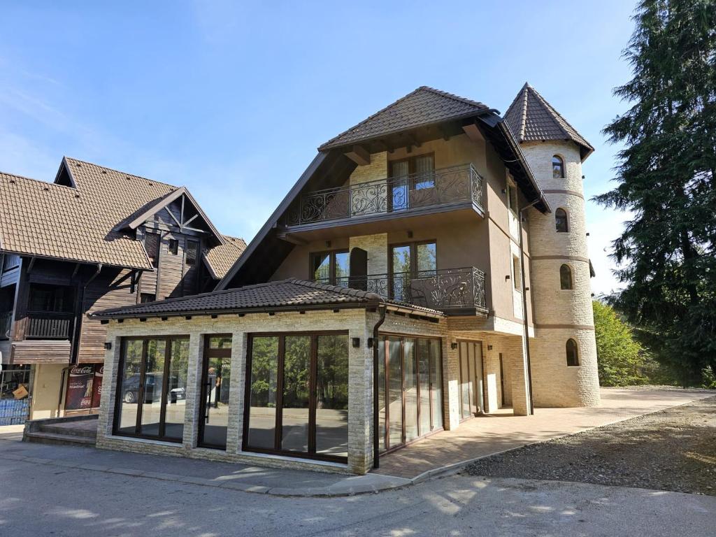 Budova, kde se aparthotel nachází
