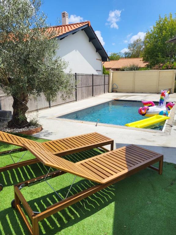 - une piscine avec un hamac dans la cour dans l'établissement maison indépendante avec piscine, à Saint-Médard-en-Jalles