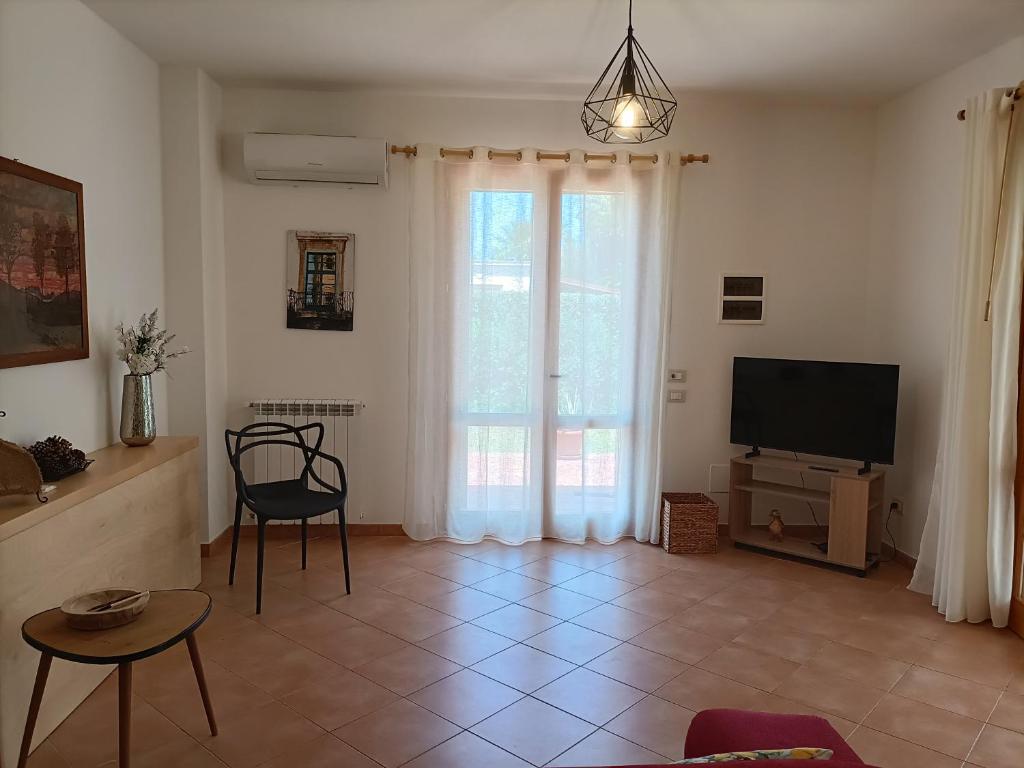 Televízia a/alebo spoločenská miestnosť v ubytovaní Chalet Calarossa