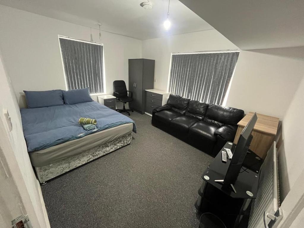 un dormitorio con una cama y un sofá en 2 bedroom flats Apartments Thorney wood, en Nottingham