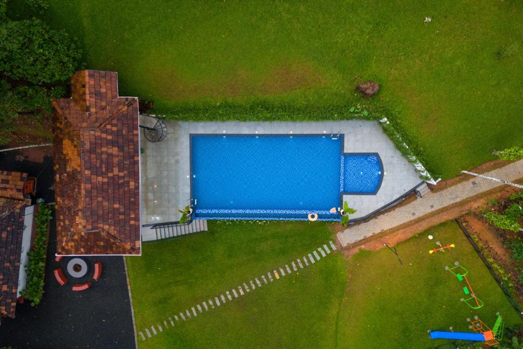 Bazén v ubytování Theyila Wayanad Premium Pool Resort nebo v jeho okolí
