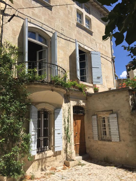 - un ancien bâtiment avec un balcon et une porte dans l'établissement ZEN ARENA -Chambre d'Hôtes de charme à coté des Arènes, à Arles