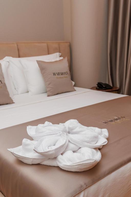 Postel nebo postele na pokoji v ubytování Harmony Boutique Hotel