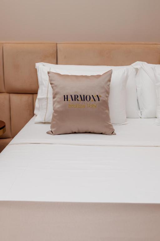 Postel nebo postele na pokoji v ubytování Harmony Boutique Hotel