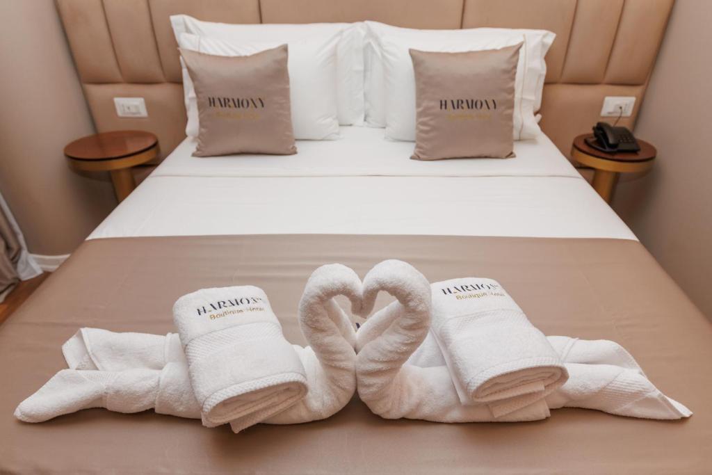 Postel nebo postele na pokoji v ubytování Harmony Boutique Hotel