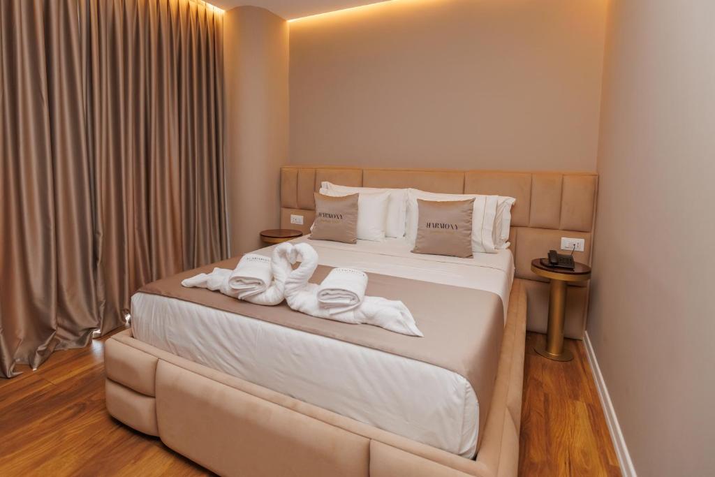 Postel nebo postele na pokoji v ubytování Harmony Boutique Hotel