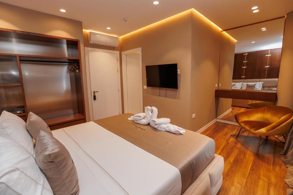 TV a/nebo společenská místnost v ubytování Harmony Boutique Hotel