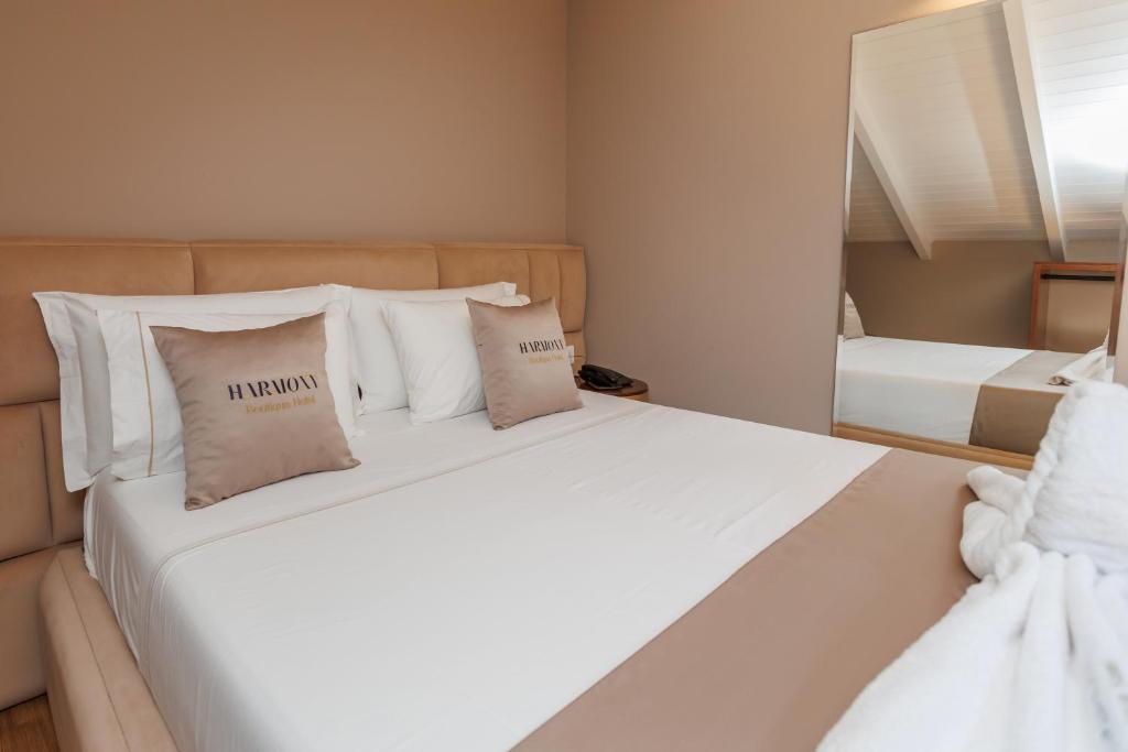 Postel nebo postele na pokoji v ubytování Harmony Boutique Hotel