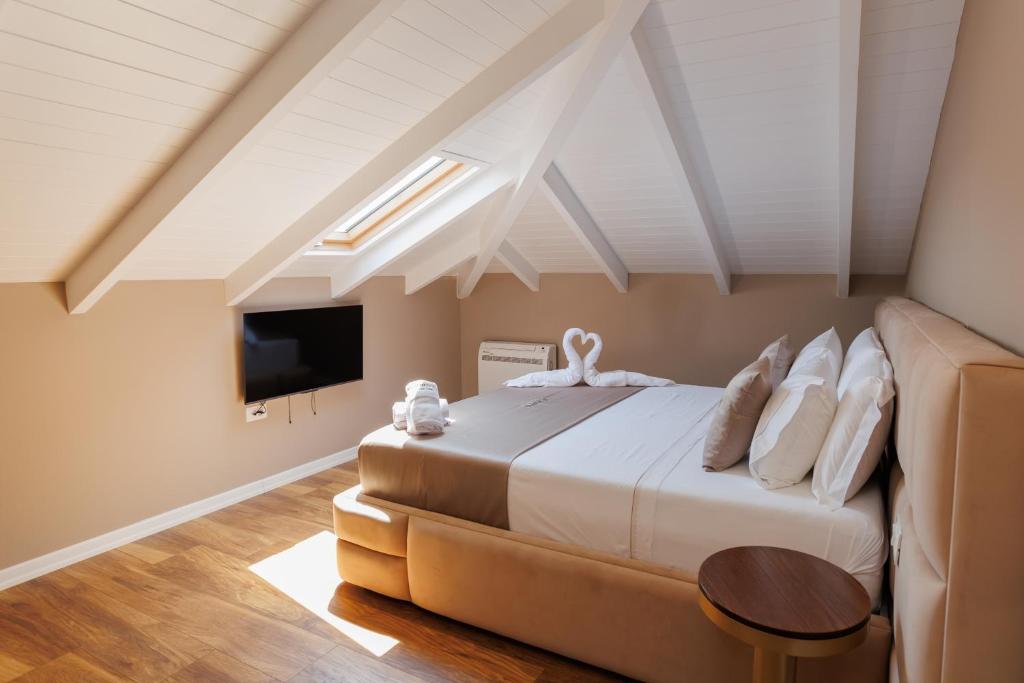 TV a/nebo společenská místnost v ubytování Harmony Boutique Hotel