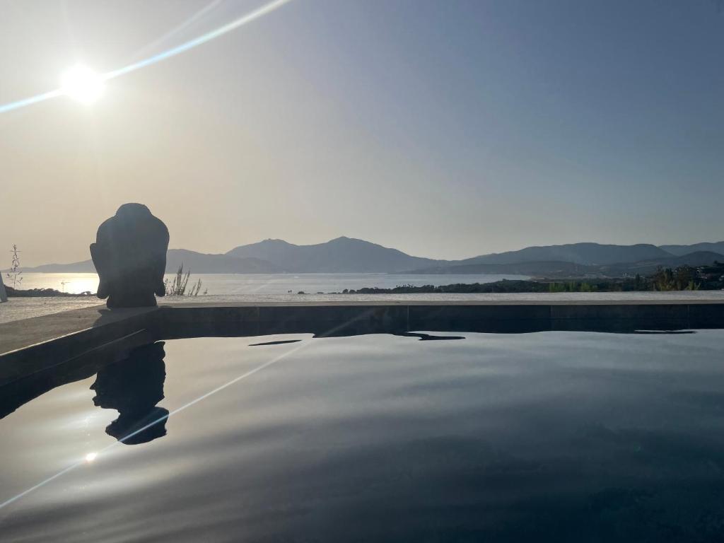 un reflet du soleil dans une piscine d'eau dans l'établissement Villa Ondella vue mer et piscine privée, à Grosseto-Prugna