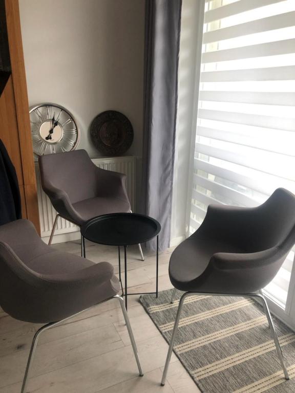 Mieszkanie 46m2 - 2 pokojowe z ogródkiem , WIFI , Bezpłatny parking nr 126, Szybkie połączenie z lotniskiem, autobus 120 - 1