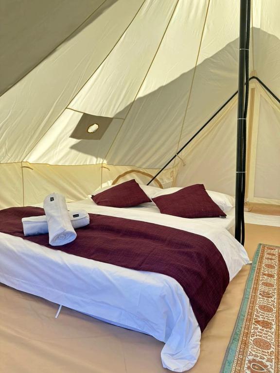 Postel nebo postele na pokoji v ubytování Dnamie Glamping - Lux Tent