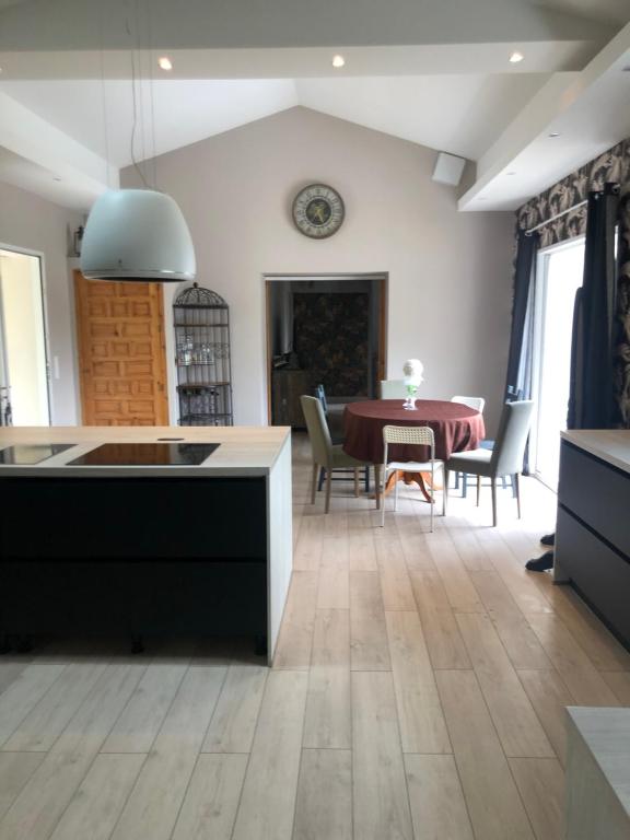 une cuisine avec une table et une salle à manger dans l'établissement Maison calme, à Rousson