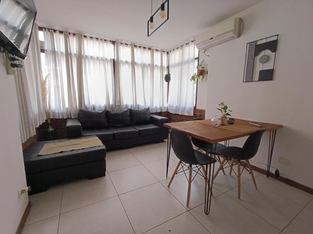 una sala de estar con un sofá y una mesa en Plaza Mayor Andrea CENTRO DE MZA, en Mendoza