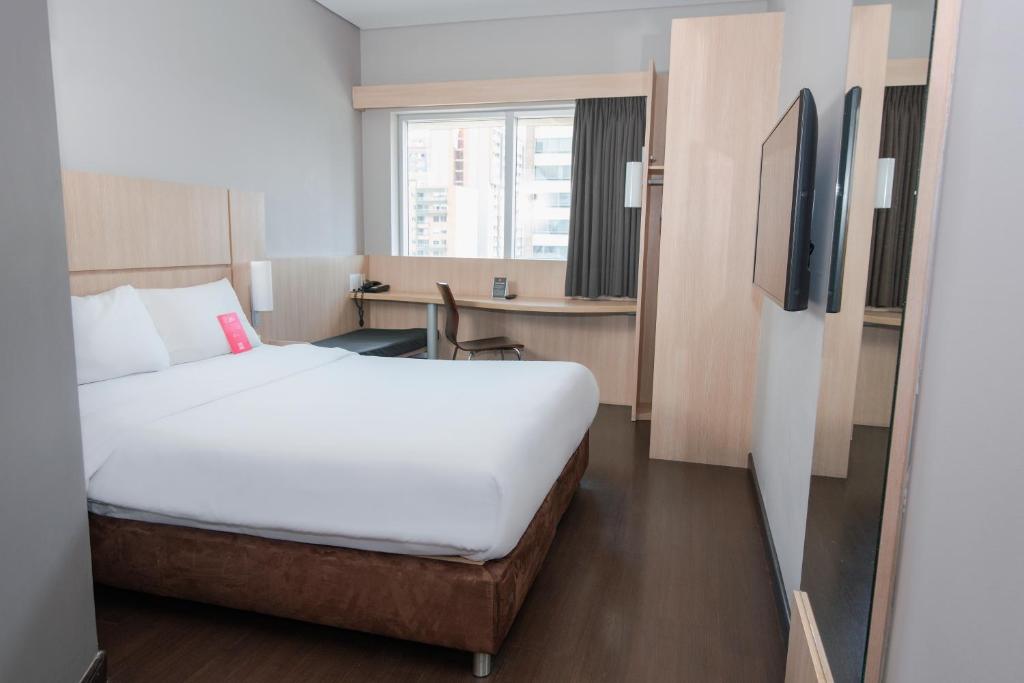 Cama ou camas em um quarto em ibis Medellin