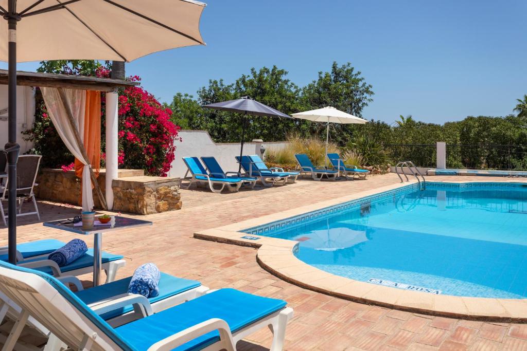 Bazén v ubytování The Lemon Tree Villa nebo v jeho okolí