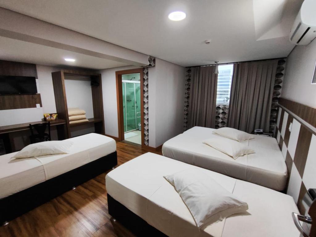 Postel nebo postele na pokoji v ubytování Hotel Maestro Executive Toledo
