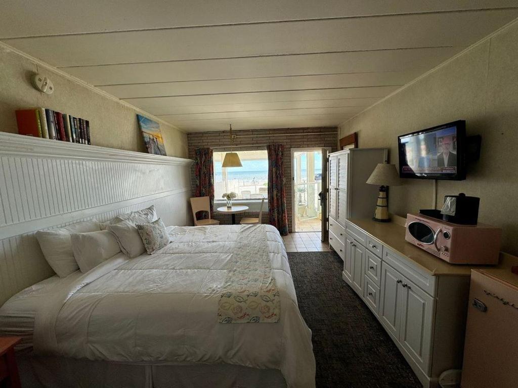 Gaido's Seaside Inn - Deluxe King Room With Patio - Downstairs