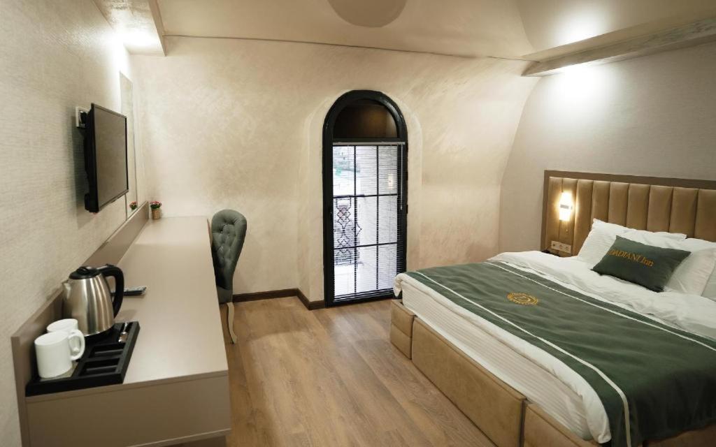 Postel nebo postele na pokoji v ubytování DADIANI Inn