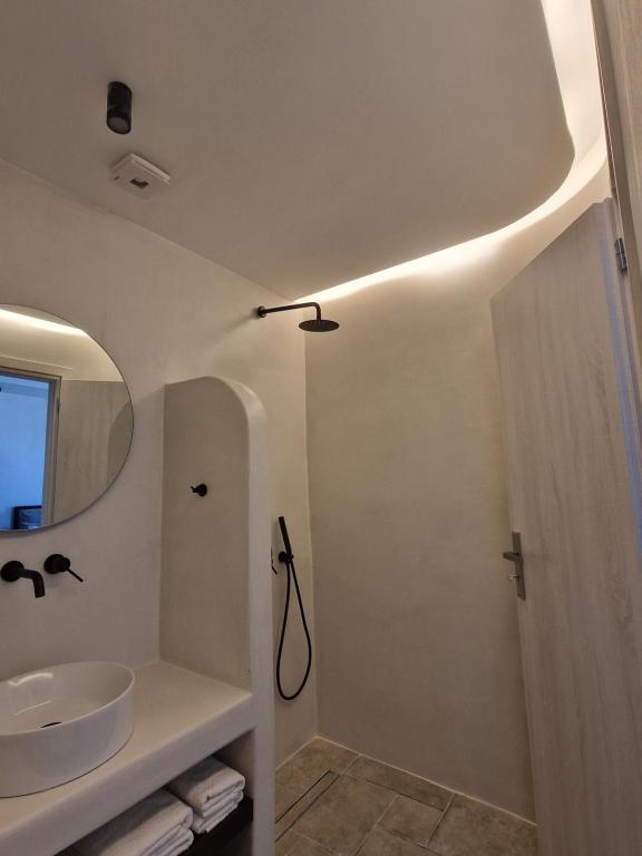 Koupelna v ubytování Santozen Suites