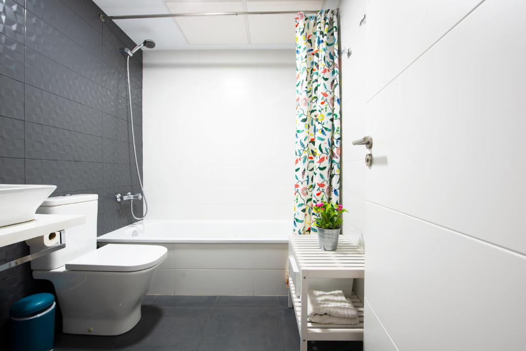 Kúpeľňa v ubytovaní Suite Home Los Alamos sol, playa y golf , parking&Wifi