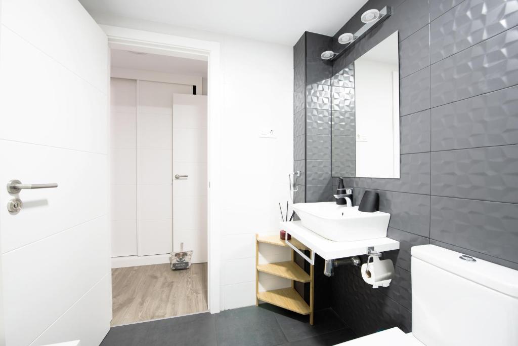 Kúpeľňa v ubytovaní Suite Home Los Alamos sol, playa y golf , parking&Wifi