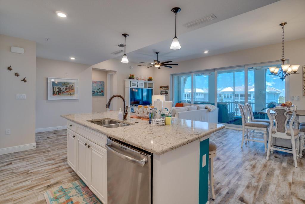 Curated visual reference: Visual Reference: Penthouse In Paradise Sunrise Views In Margaritaville 2 Miles To