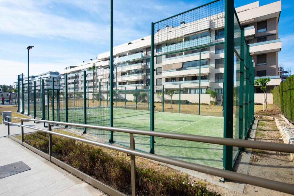 Tenis alebo squash v ubytovaní Suite Home Los Alamos sol, playa y golf , parking&Wifi alebo jeho okolí