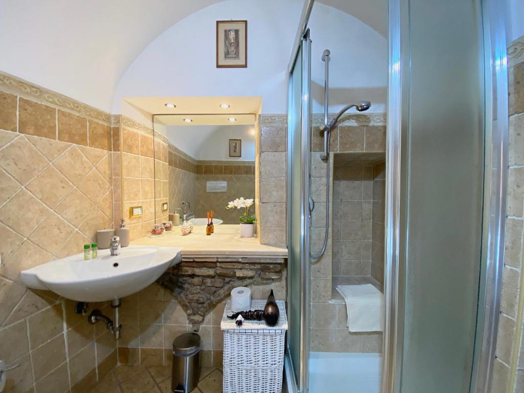 A bathroom at Karma House Deluxe Navona