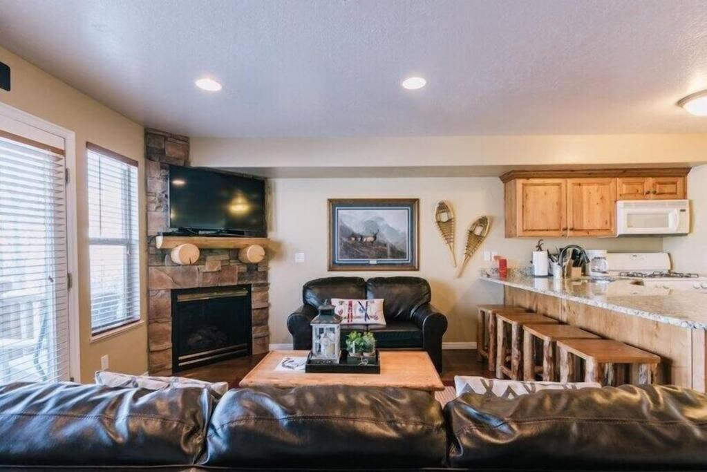 Kuchyň nebo kuchyňský kout v ubytování Basin Lakeside Getaway