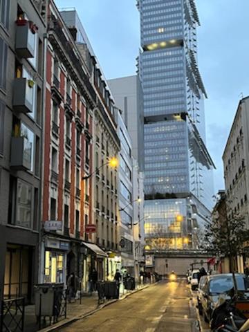 une rue dans une ville avec de grands bâtiments dans l'établissement Aux portes de Paris, à Clichy