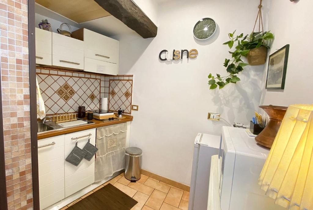 A kitchen or kitchenette at Karma House Deluxe Navona