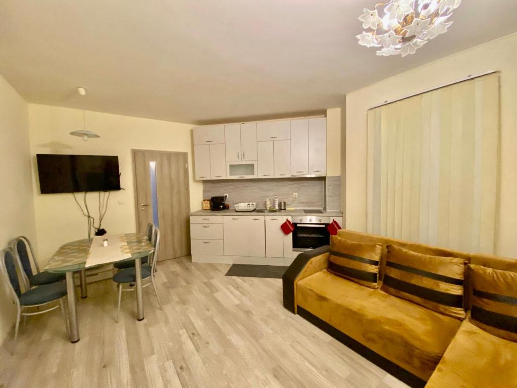 una sala de estar con un sofá y una mesa en Ssenyange Sea View Apartment, en Varna