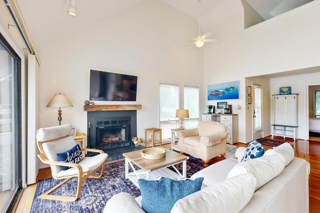 Una sala de estar con un sofá blanco y una chimenea. en Sea Colony --- 39254 W Lake Ct #2007, en Bethany Beach