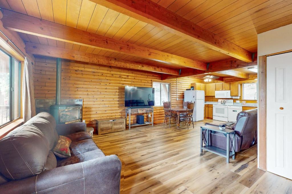 TV a/nebo společenská místnost v ubytování Lakeview Cabin