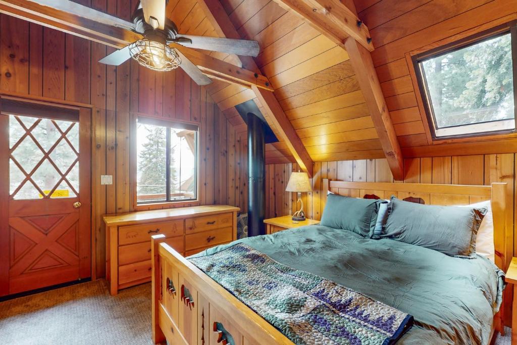 Postel nebo postele na pokoji v ubytování Lakeview Cabin