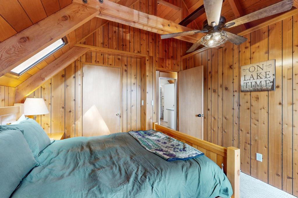 Postel nebo postele na pokoji v ubytování Lakeview Cabin