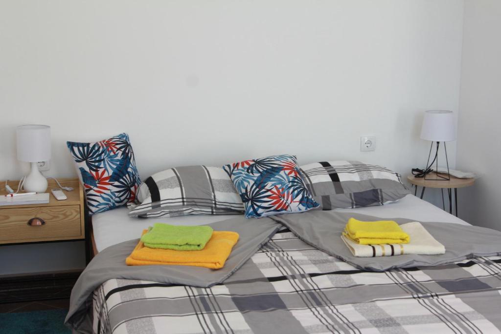 Postel nebo postele na pokoji v ubytování Apartmani Borovi