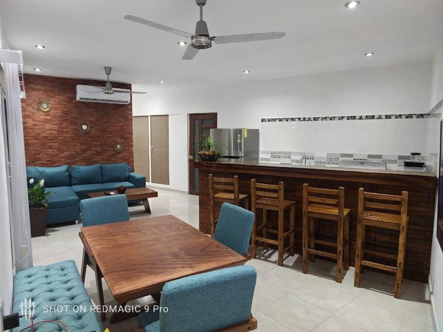 プエルト・バジャルタにあるDepartamento del Cualeの青いソファとテーブルのあるリビングルーム