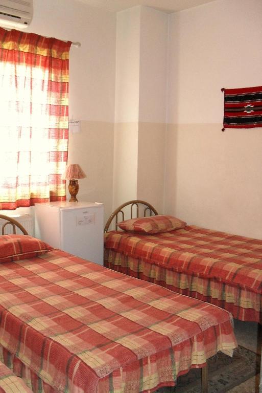 Zimmer mit 2 Betten und einem Fenster in der Unterkunft Farah Hotel in Amman