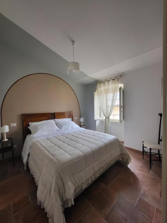 Postel nebo postele na pokoji v ubytování Magic Spell - 200 mq - zona centro - intera casa vacanze con ampi spazi relax, fino a 10 ospiti