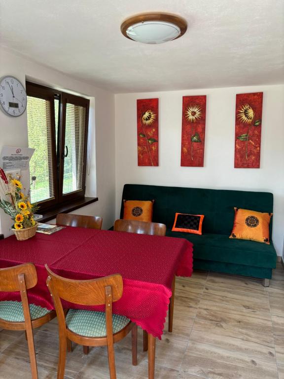 ein Esszimmer mit Tisch und Couch in der Unterkunft Apartment Klingerček in Banská Štiavnica
