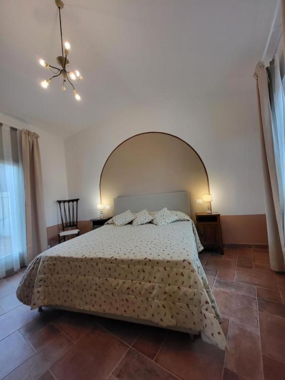 Postel nebo postele na pokoji v ubytování Magic Spell - 200 mq - zona centro - intera casa vacanze con ampi spazi relax, fino a 10 ospiti